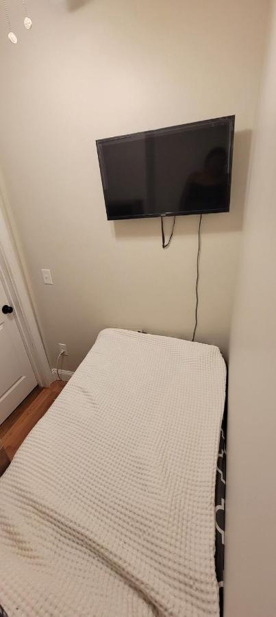 Private Bedroom Near Boston Exterior photo