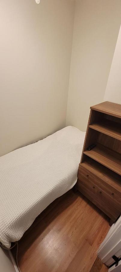 Private Bedroom Near Boston Exterior photo