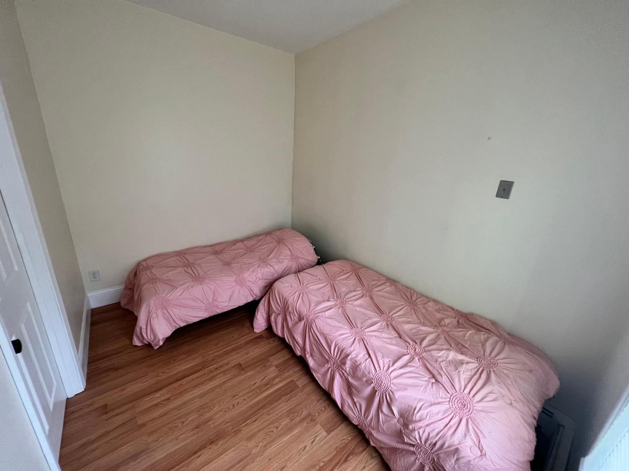 Private Bedroom Near Boston Exterior photo